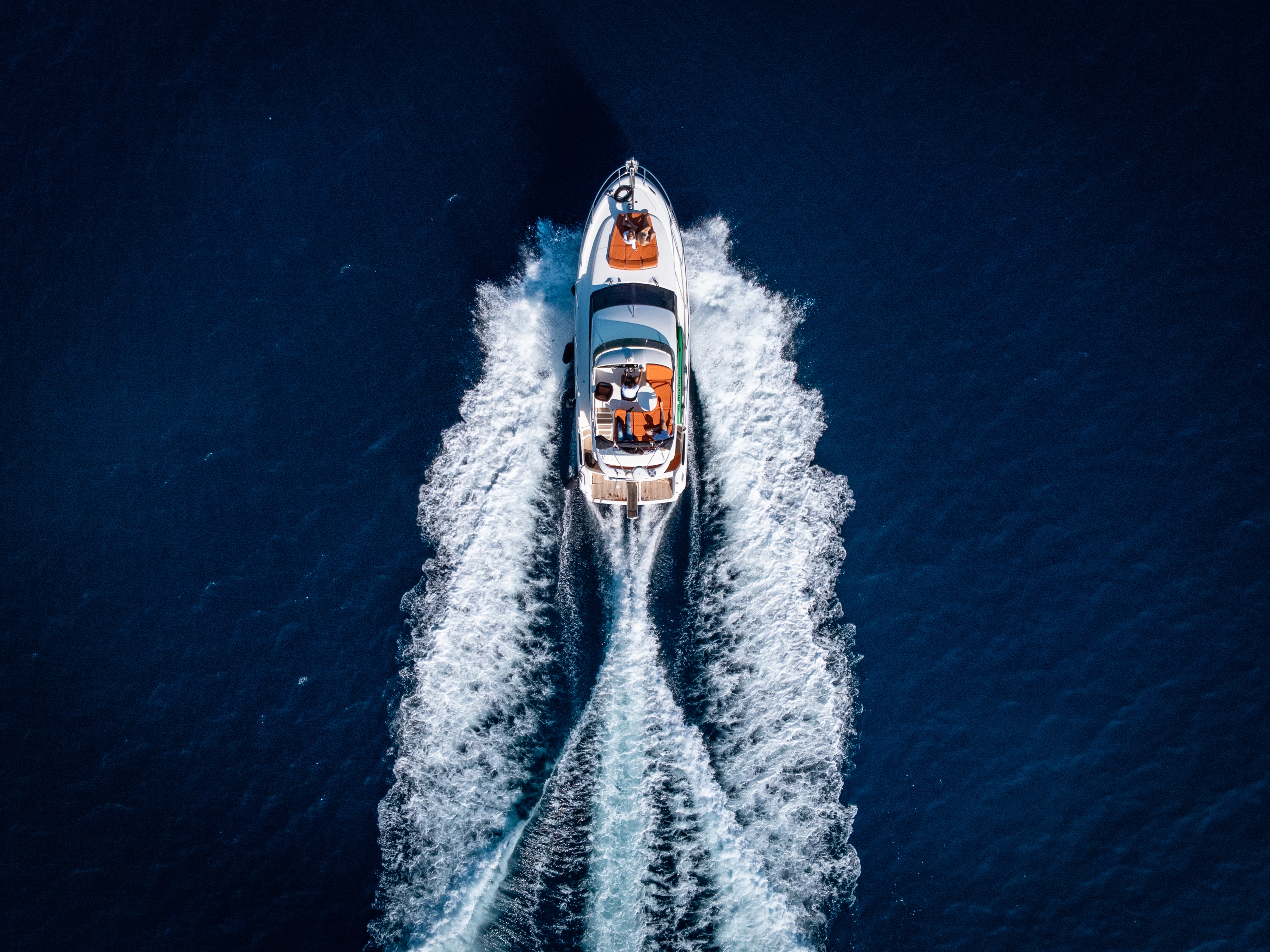 Yacht Prestige Fly 36 top-down cruising